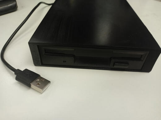 Tohle potřebujete! Externí USB floppy z klasické 3.5″ mechaniky :)