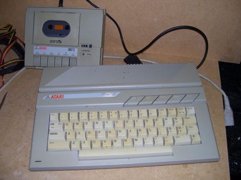 Atari-130XL-+-kazetak.jpg